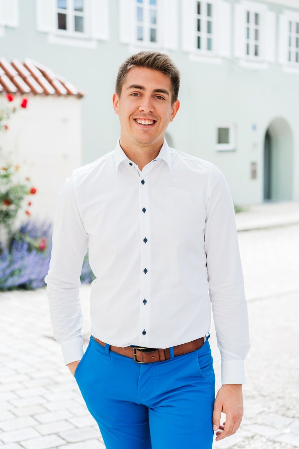 Felix Möhring vor der Praxis Alma Fluente in Kempten