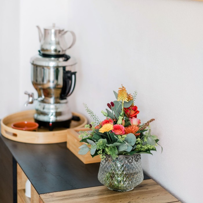 Teestation mit Blumen im Wartebereich der Praxis