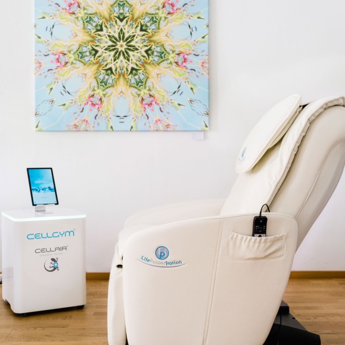 Atem-Lounge mit IHHT-Gerät und Massagesesseln